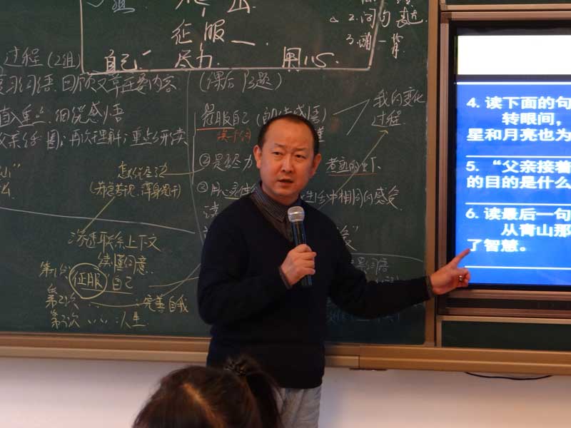 圖為2012年11月6日陳延軍老師在吉林省高研教師培訓(xùn)班上指導(dǎo)深度備課。
陳延軍,北京師范大學(xué)實(shí)驗(yàn)小學(xué)語文老師。陳延軍于1981年參加教育工作,30余年來,始終堅(jiān)守在教育教學(xué)第一線。他注重立德樹人,讓孩子們?nèi)娼】蛋l(fā)展,以身作則,主動(dòng)承擔(dān)各種公益支教活動(dòng),不取分文報(bào)酬。從教多年不滿足于眼前成績(jī),積極在課堂教學(xué)上改革,縮短教教材的時(shí)間,在大量閱讀上進(jìn)行創(chuàng)新,在語言實(shí)踐上創(chuàng)造機(jī)會(huì),培養(yǎng)學(xué)生的語文表現(xiàn)力,為學(xué)生的終生發(fā)展打下基礎(chǔ)。