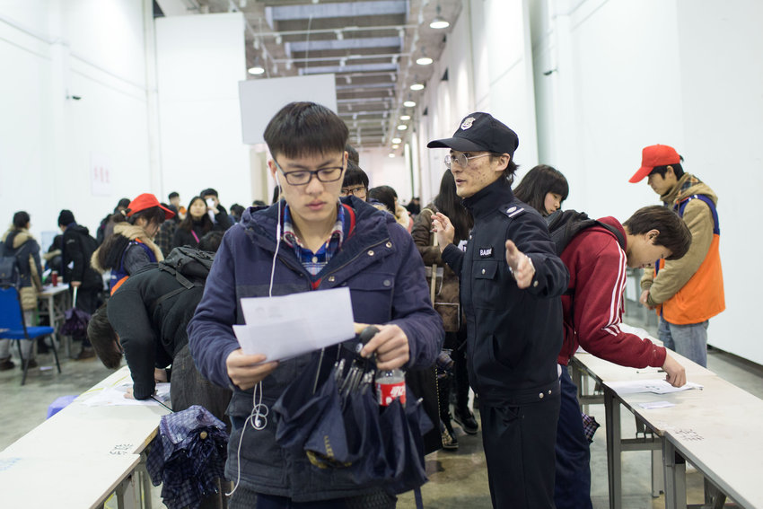 中國美院新生報名現(xiàn)場，余子豪在維持秩序。