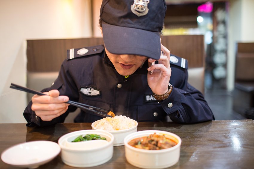 下班后，余子豪到外面的小吃店點(diǎn)了一份12元的辣子雞肉，不斷有記者打電話(huà)採(cǎi)訪他。