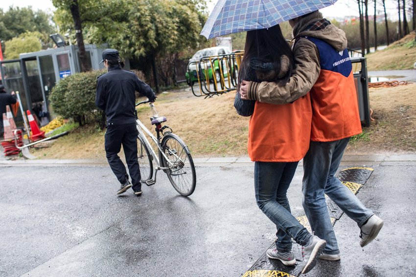 余子豪上下班就靠著自行車(chē)，騎車(chē)從出租房到學(xué)校需要10分鐘。