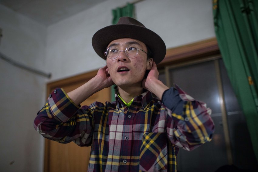 余子豪脫了保安帽換上休閑帽。