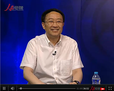     	以教育信息化推進(jìn)教育現(xiàn)代化嘉賓：教育部科技司副司長 雷朝滋                  	“互聯(lián)網(wǎng)+”對教育的影響是非常深刻的。我覺得對教育的影響首先會對教育觀念產(chǎn)生沖擊，對教育思想，同時(shí)對辦學(xué)形態(tài)帶來變化。學(xué)習(xí)者獲取信息，獲取知識的方式，都會發(fā)生很大的變化。教育者和受教育者這種互動的方式也會產(chǎn)生變革。應(yīng)該說會產(chǎn)生很大的變化。我們的信息化是教育現(xiàn)代化的一個(gè)基礎(chǔ)和重要組成部分。而且中央要求，以教育信息化帶動教育現(xiàn)代化，就是要用教育信息化變革傳統(tǒng)教育。“互聯(lián)網(wǎng)+教育”一定會對整個(gè)教育帶來一個(gè)新的變化。應(yīng)該說，這些變化是非常深刻的。    		對於農(nóng)村教師的教學(xué)水平，對於他整個(gè)專業(yè)發(fā)展，綜合素質(zhì)的提高，教育信息化會發(fā)揮很大的作用，對提高整個(gè)農(nóng)村學(xué)校的教學(xué)質(zhì)量會發(fā)揮很大的作用。            [直播頁面]  [文字實(shí)錄]  [視頻地址]        