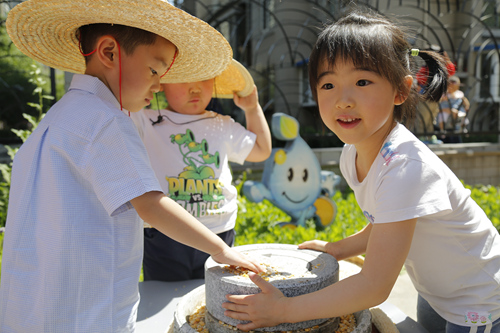 豐臺(tái)六幼的孩子們體驗(yàn)農(nóng)活游戲——磨玉米。