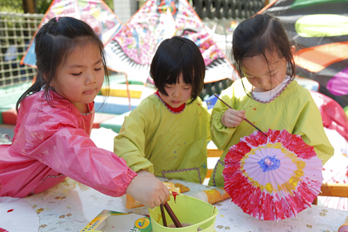 豐臺(tái)六幼的孩子們用畫筆彩繪小雨傘。