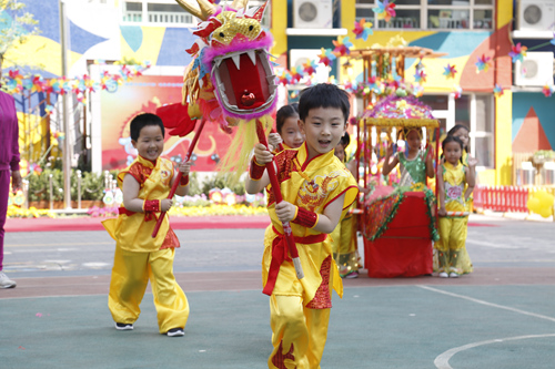 豐臺(tái)六幼的孩子們體驗(yàn)舞龍。
