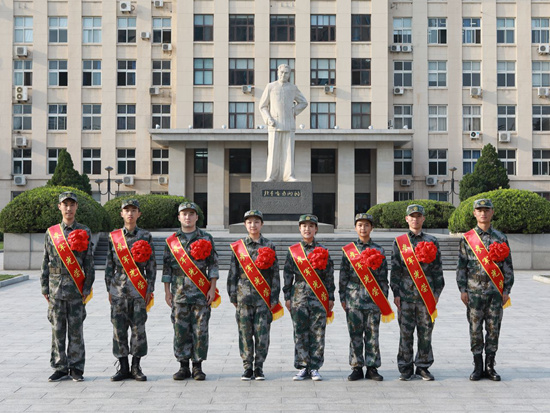 左起：胡一帆，蔚晨陽，阿斯哈爾·努爾太，王晗，賈嵐珺，戴蕊，李業(yè)廣，董旭東