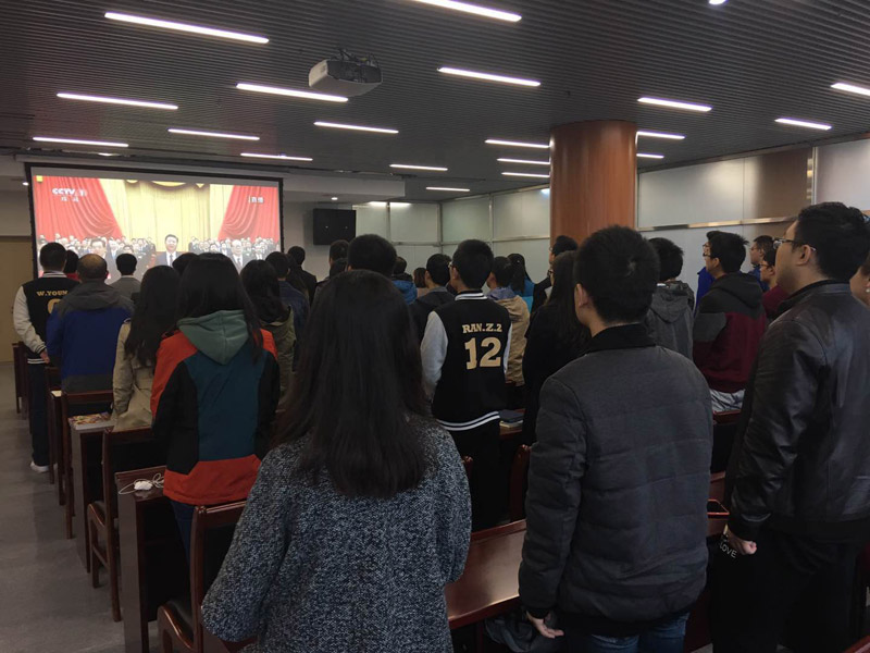北京化工大學(xué)師生集中觀看十九大開(kāi)幕會(huì)直播。