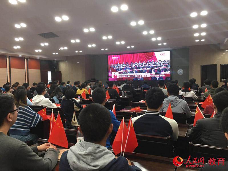 重慶大學(xué)師生分別在四十余個(gè)觀看點(diǎn)收看十九大開幕會(huì)直播。