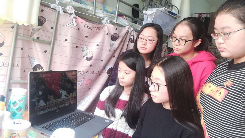 陝西師范大學馬克思主義學院大一學生杜雪曼、冉薇薇、喬妮、高靜、冉小勤在宿舍裡觀看了十九大開幕會直播。
