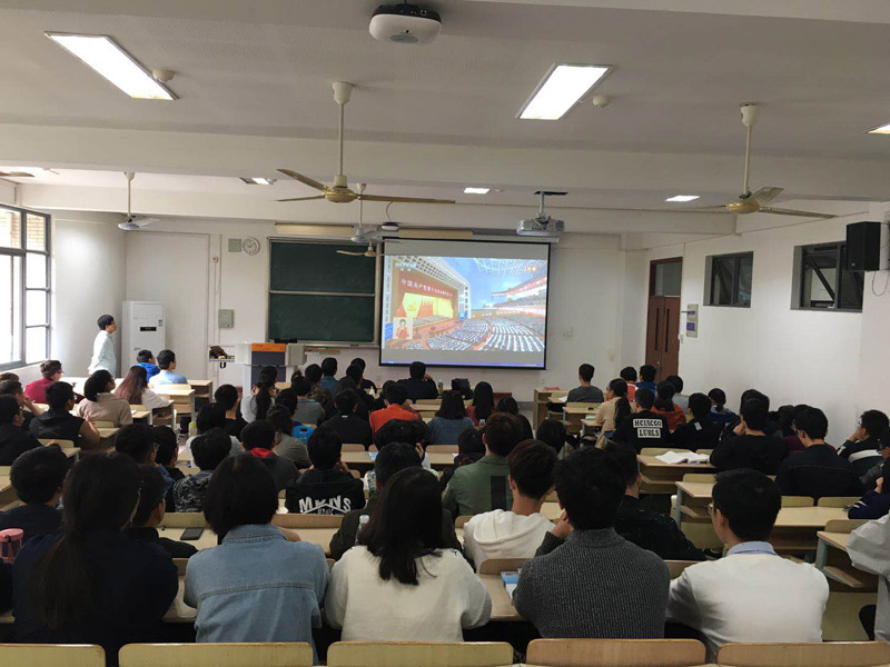 江南大學(xué)師生集中收看十九大報告。