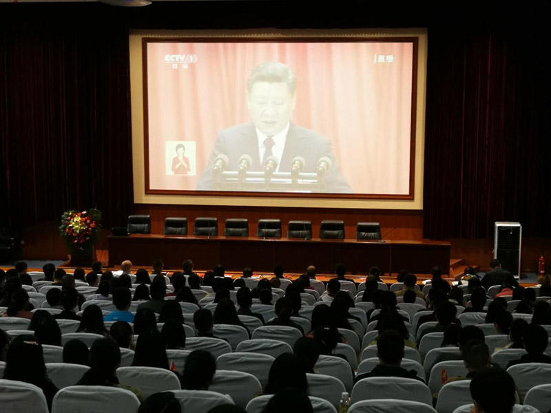蘭州大學(xué)師生觀看十九大開幕會直播。