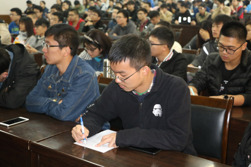 西北農(nóng)林科技大學(xué)師生觀看十九大開幕會直播。