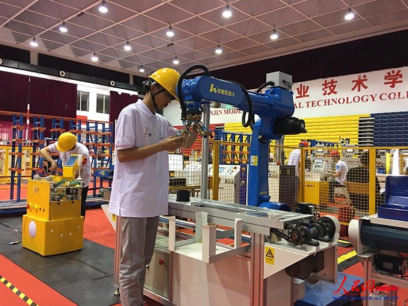 5月7日，在天津現(xiàn)代職業(yè)技術(shù)學(xué)院，一名選手參加天津賽區(qū)高職組工業(yè)機(jī)器人技術(shù)應(yīng)用項(xiàng)目比賽。