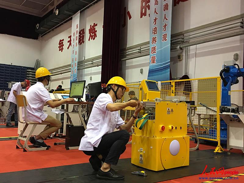 5月7日，在天津現(xiàn)代職業(yè)技術(shù)學(xué)院，一名選手參加天津賽區(qū)高職組工業(yè)機器人技術(shù)應(yīng)用項目比賽。