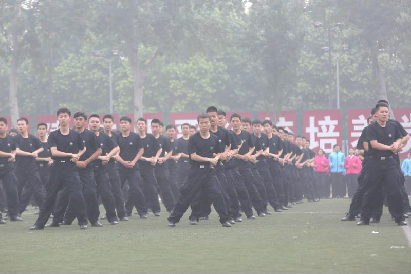 首都高等學(xué)校第56屆學(xué)生田徑運(yùn)動(dòng)會(huì)開(kāi)幕。蔡赫 攝