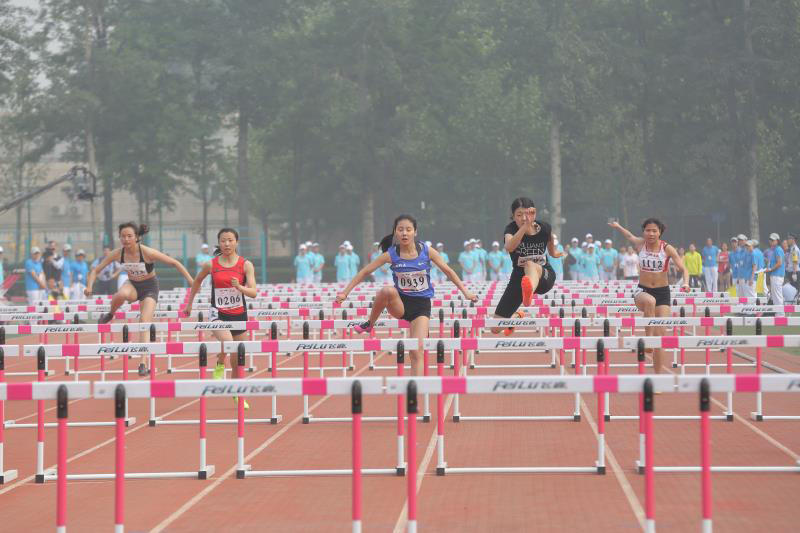 首都高等學(xué)校第56屆學(xué)生田徑運(yùn)動(dòng)會(huì)開幕。蔡赫 攝