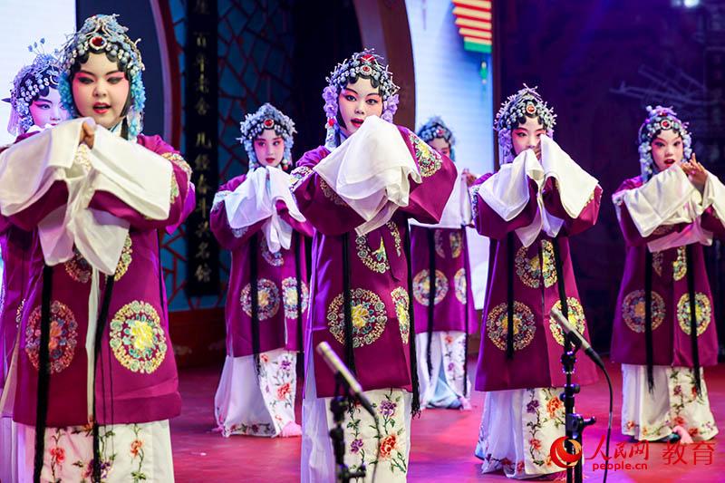 北京燈市口小學(xué)優(yōu)質(zhì)教育資源帶第二屆京劇社團(tuán)專(zhuān)場(chǎng)演出。吳晨 攝