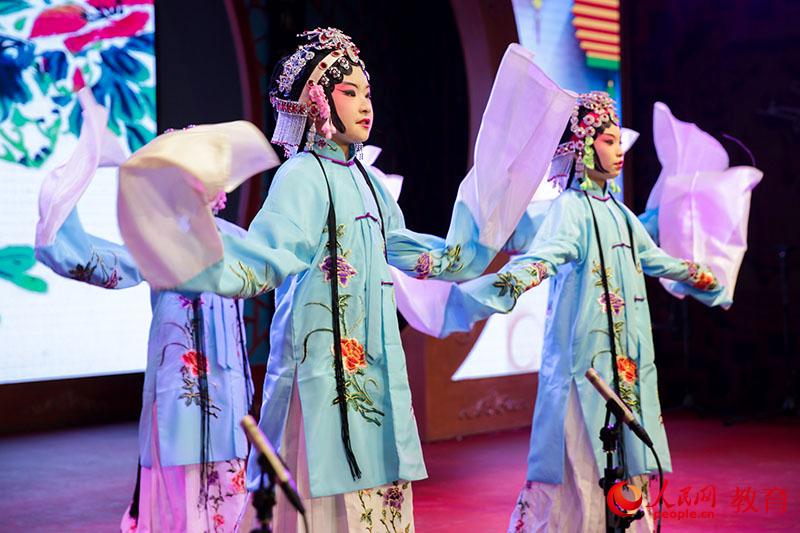 北京燈市口小學(xué)優(yōu)質(zhì)教育資源帶第二屆京劇社團(tuán)專場(chǎng)演出。吳晨 攝