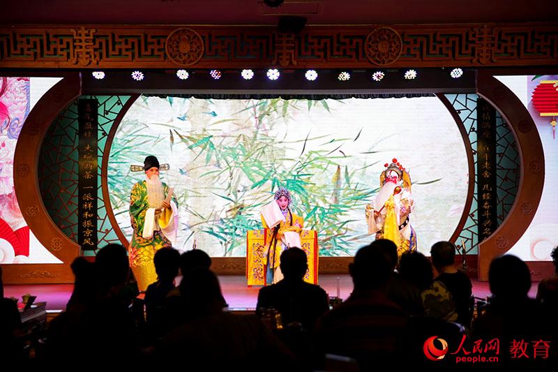 北京燈市口小學(xué)優(yōu)質(zhì)教育資源帶第二屆京劇社團(tuán)專場演出。吳晨 攝