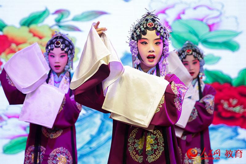 北京燈市口小學(xué)優(yōu)質(zhì)教育資源帶第二屆京劇社團(tuán)專場演出。吳晨 攝