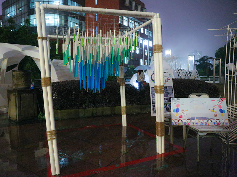 圖為作品《未來浮城》，“小小建筑師”用PVC管打造了一座漂浮的城市。