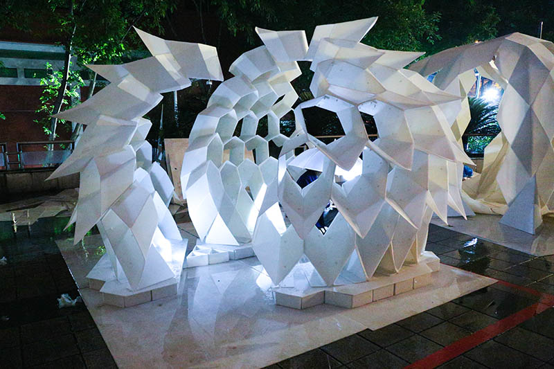 圖為作品《光鱗》，搭建當(dāng)天細(xì)雨蒙蒙，落下的雨珠匯聚成水流順著鱗片成銀絲流下，美輪美奐。