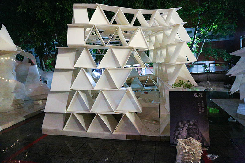 圖為作品《落葉》，PP板像落葉堆疊的自由，展現(xiàn)出了曲線(xiàn)的力量和美。