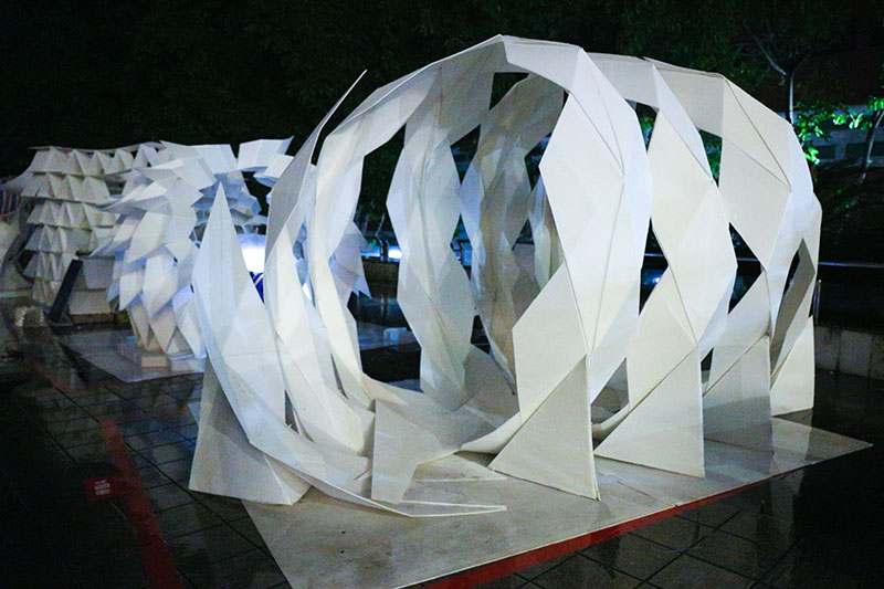 圖為作品《白矖》，旋轉(zhuǎn)變幻的空間如同時(shí)空隧道。