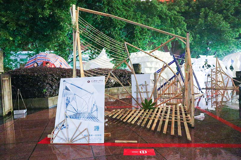 圖為作品《源》，木頭和線交織互動(dòng)。
