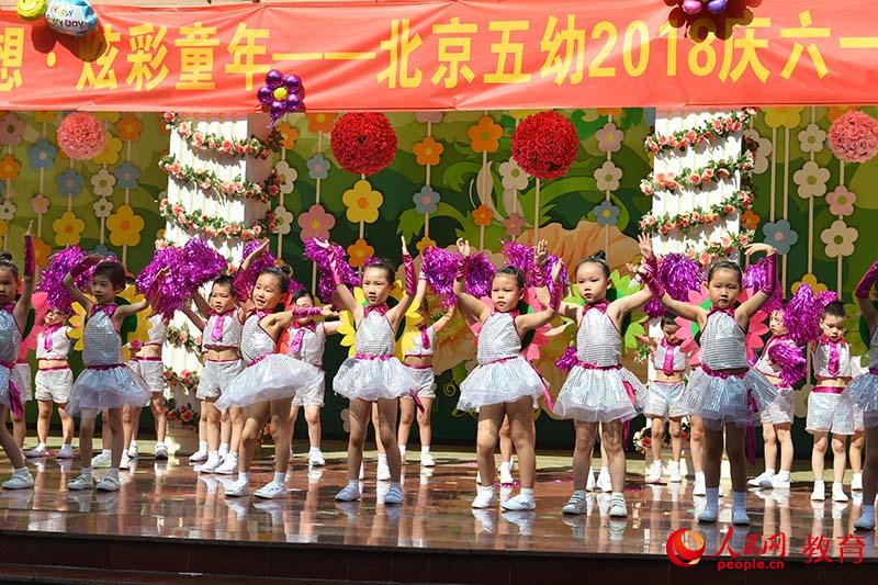 六一國(guó)際兒童節(jié)來(lái)臨之際，北京市第五幼兒園以“啟迪夢(mèng)想、炫彩童年”為主題，舉行親子科技嘉年華活動(dòng)。熊旭 攝