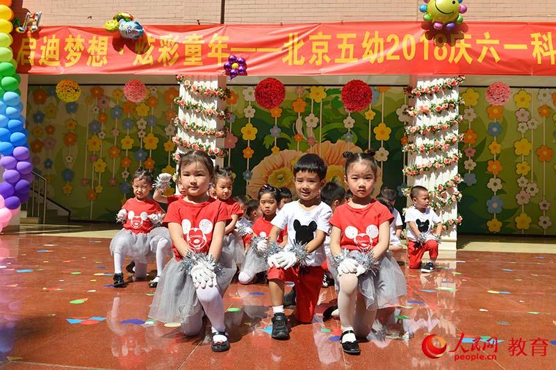 六一國(guó)際兒童節(jié)來(lái)臨之際，北京市第五幼兒園以“啟迪夢(mèng)想、炫彩童年”為主題，舉行親子科技嘉年華活動(dòng)。熊旭 攝
