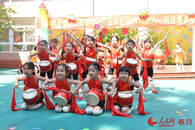 六一國際兒童節(jié)來臨之際，北京市第五幼兒園以“啟迪夢想、炫彩童年”為主題，舉行親子科技嘉年華活動。熊旭 攝