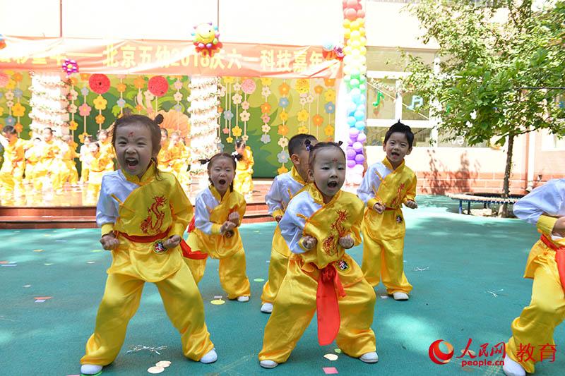 六一國際兒童節(jié)來臨之際，北京市第五幼兒園以“啟迪夢想、炫彩童年”為主題，舉行親子科技嘉年華活動。熊旭 攝