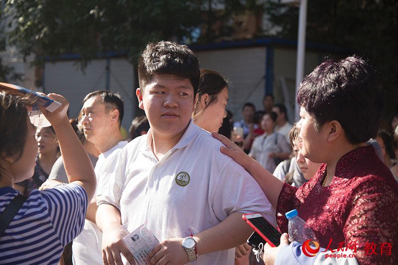 老媽與兒子的溫情對視。徐月靈 攝