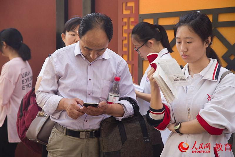 父愛(ài)無(wú)言 父愛(ài)如山。徐月靈 攝