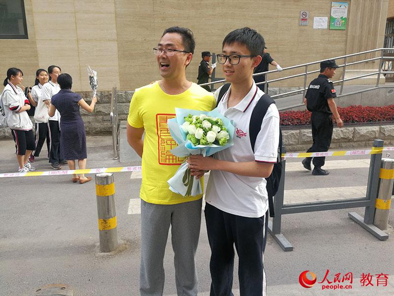 揮揮手，告別高中時(shí)代，微笑走向未來(lái)。於昕君 攝