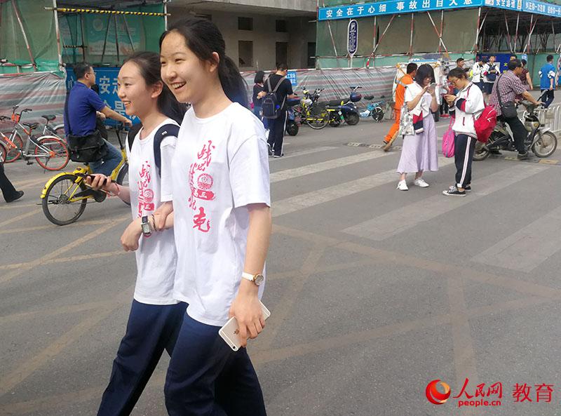走出考場(chǎng)開心的考生們。李依環(huán) 攝