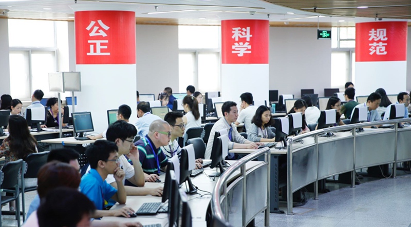清華大學(xué)的高考數(shù)學(xué)閱卷現(xiàn)場，近280名閱卷老師正用計算機系統(tǒng)閱卷。（李依環(huán)/攝）
