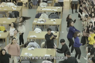 北師大師生深情放歌,比心中國(guó)!