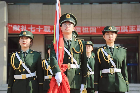 對(duì)外經(jīng)濟(jì)貿(mào)易大學(xué)：“青春頌祖國(guó)”升國(guó)旗教育活動(dòng)