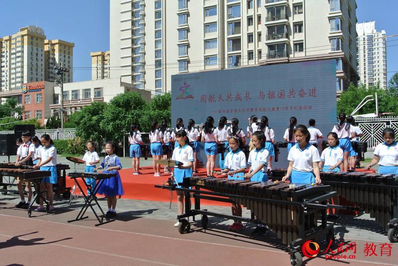 學校行進打擊樂團表演《藍色港灣》郝孟佳/攝