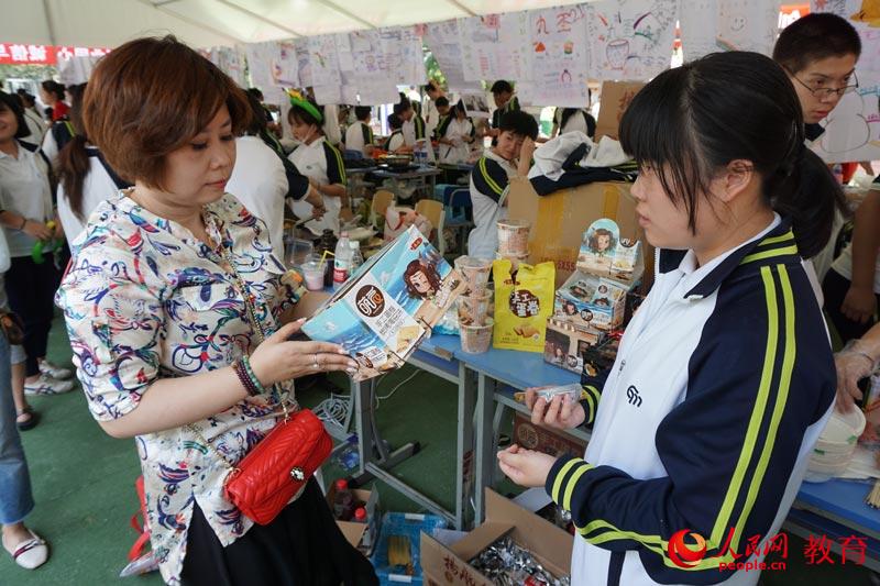 顧客在挑選學(xué)生攤位的食品 何淼/攝