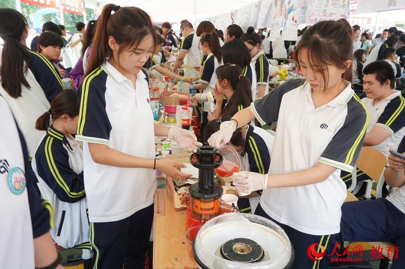 幾位北京經(jīng)濟管理學校學生在一起給顧客制作鮮榨西瓜汁 何淼/攝