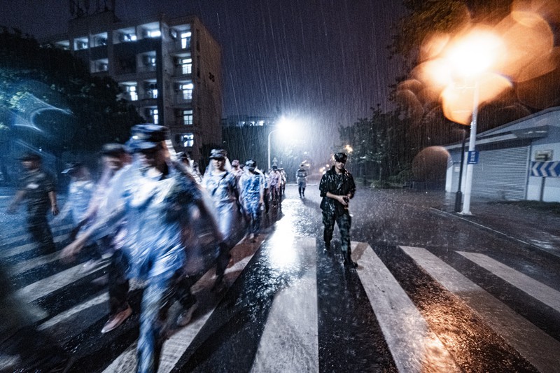 上海交通大學(xué) 新生雨夜拉練，突如其來(lái)的大雨，也無(wú)法停下我們的步伐（章力凡/攝）