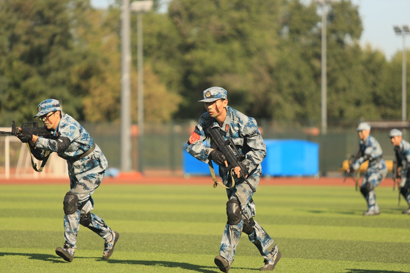中國礦業(yè)大學(xué)（北京） 軍訓(xùn)反恐特戰(zhàn)組表演解救人質(zhì)（學(xué)校供圖）