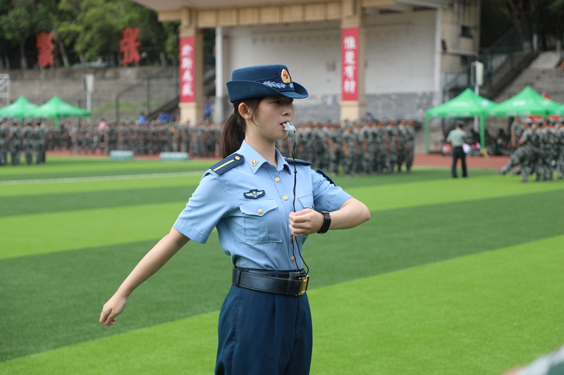 湖南大學(xué) 國防生教官為學(xué)生演示動(dòng)作 （蔣鼎邦/攝）