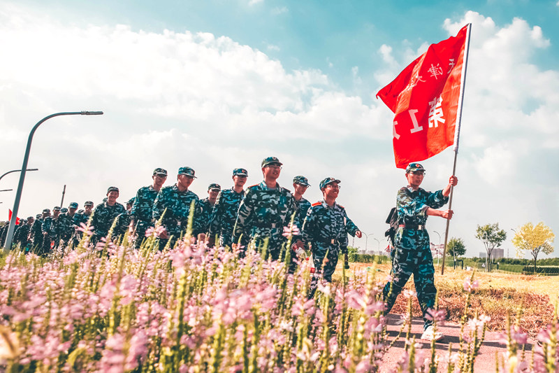 天津大學(xué) 機(jī)械學(xué)院新生軍訓(xùn)20公裡拉練（孫鏡越/攝）