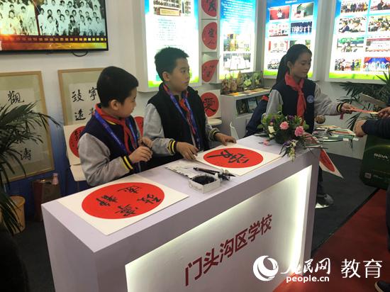 門(mén)頭溝區(qū)小學(xué)生現(xiàn)場(chǎng)展示書(shū)法作品（李依環(huán)/攝）
