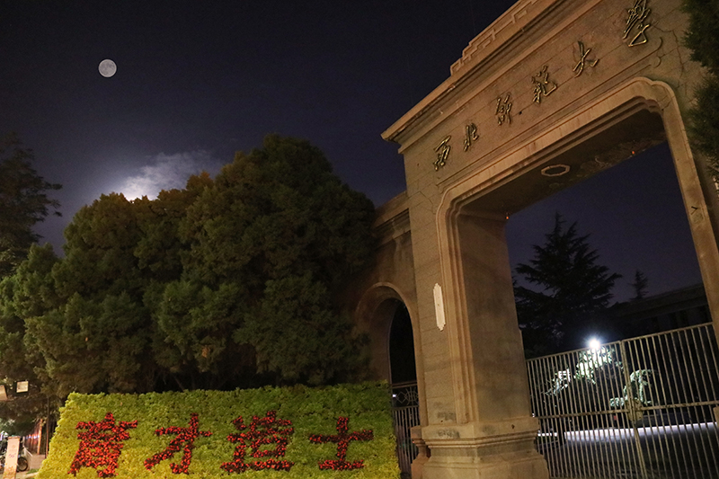 西北師范大學(xué)：正門月景溫馨。學(xué)校供圖