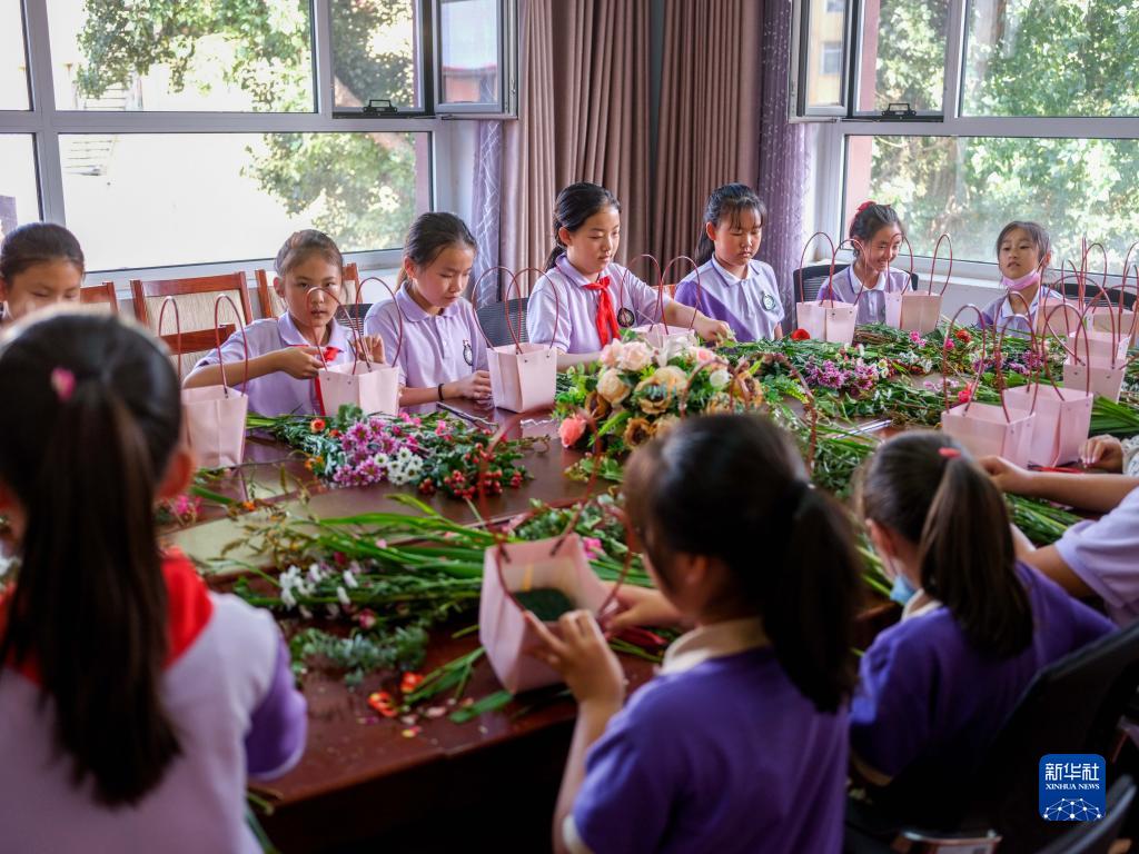 6月24日，在包頭市昆都侖區(qū)包鋼第十七小學，學生們利用課余時間學習插花。